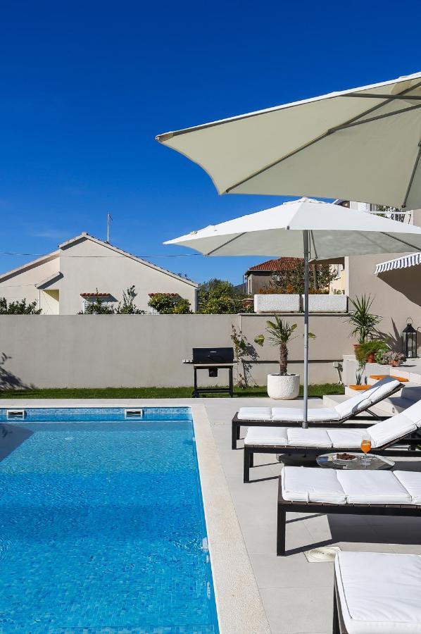 Villa Elysium - Beautiful Family House With Heated Pool Kaštela Esterno foto