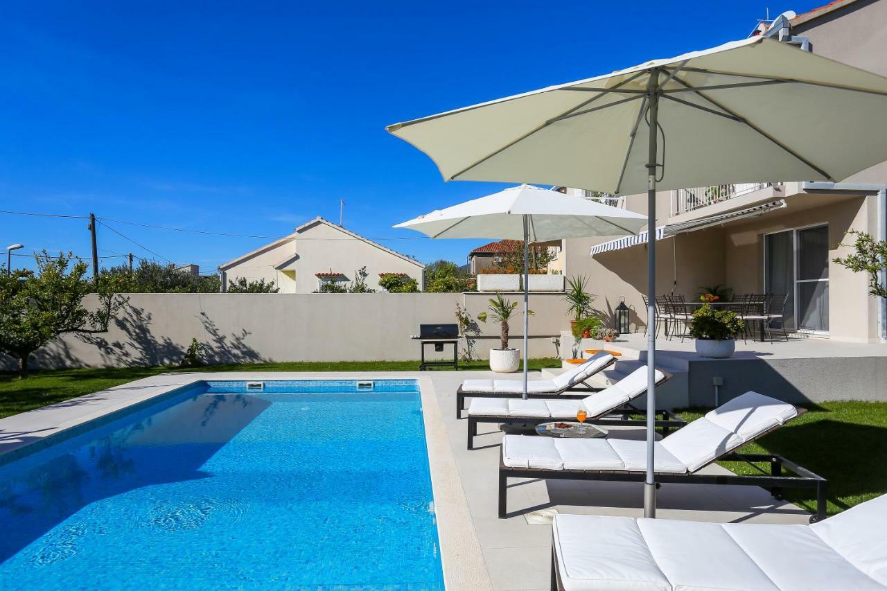 Villa Elysium - Beautiful Family House With Heated Pool Kaštela Esterno foto